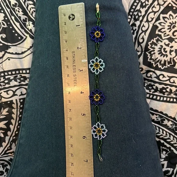 Handmade beaded flower bracelet - Picture 3 of 3